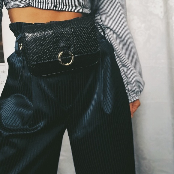 $29SALE💚Mimi Black Vegan Snake Skin Fanny Pack - Picture 3 of 8